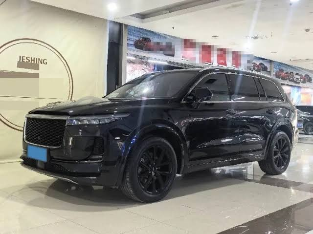 SUV noir en showroom
